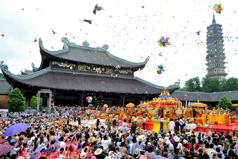 Lễ hội ở chùa Bái Đính thu hút khách du lịch