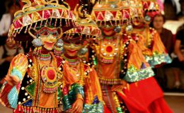 Những chiếc mặt nạ đầy màu sắc tại lễ hội múa mặt nạ Andong